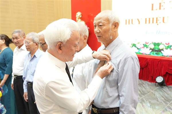 298 đảng viên được trao tặng huy hiệu đảng đợt 2/9/2026 