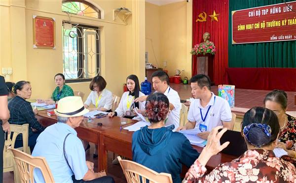 Tổ Hành chính công xung kích hỗ trợ người yếu thế tại Tổ dân phố Hồng Liễu
