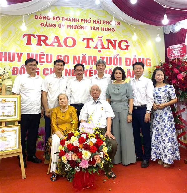 Trao tặng Huy hiệu 60 năm tuổi Đảng tại nhà cho đảng viên cao tuổi 