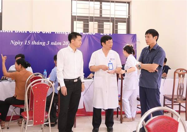 Các đồng chí lãnh đạo phường trực tiếp kiểm tra, chỉ đạo buổi khám sức khỏe toàn dân 