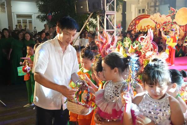 Ấm áp  “Đêm hội Trăng rằm" - lan toả yêu thương đến thiếu nhi phường Tân Hưng