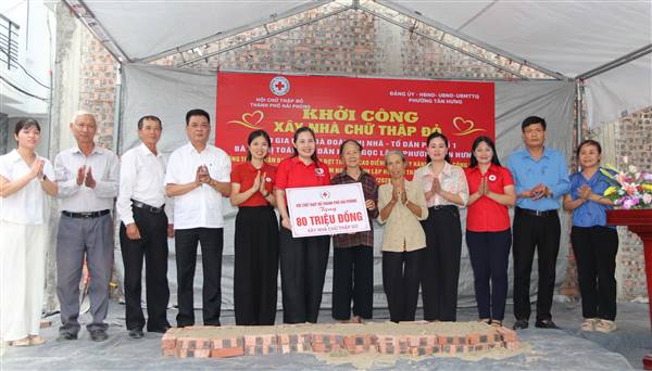 Khởi công xây dựng nhà Chữ thập đỏ tặng 2 hộ gia đình có hoàn cảnh đặc biệt khó khăn tại phường Tân Hưng