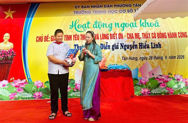 Diễn giả Nguyễn Hiểu Linh truyền cảm hứng về tình yêu thương và lòng biết ơn đến học sinh Trường THCS Tân Hưng