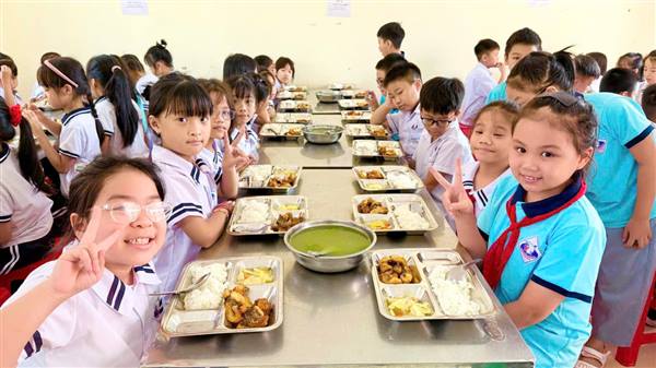 Bảo đảm an toàn bữa ăn bán trú - “Lá chắn” vững chắc cho sức khỏe học sinh trên địa bàn phường