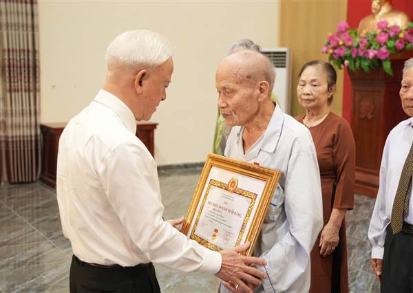 Đảng uỷ phường Tân Hưng sẽ tổ chức Lễ trao huy hiệu Đảng đợt 2/9/2026 cho đảng viên vào ngày 5/9