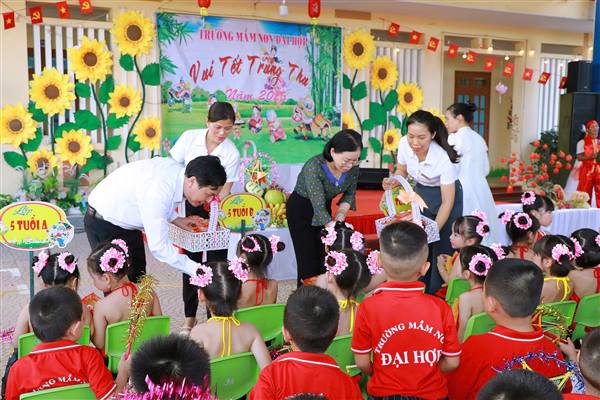 Các đồng chí Lãnh đạo xã Tân Kỳ thăm và tặng quà Tết Trung thu tại các trường học