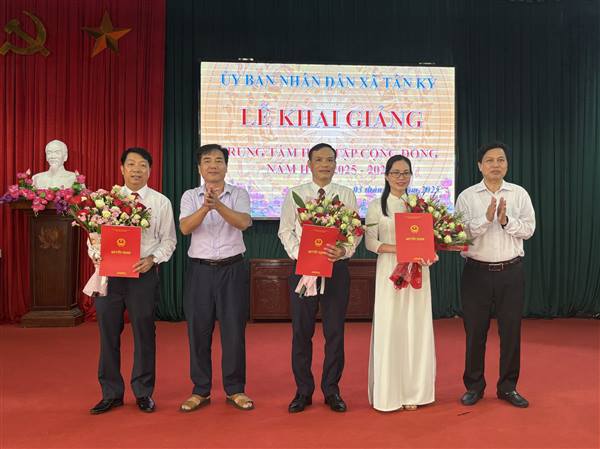 Khai giảng lớp Trung tâm học tập cộng đồng năm học 2025- 2026