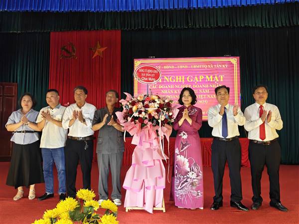Xã Tân Kỳ gặp mặt doanh nghiệp, doanh nhân nhân kỷ niệm ngày Doanh nhân Việt Nam 13/10