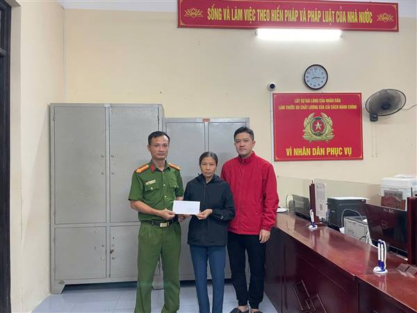 Chuyển nhầm 300 triệu, người dân được Công an xã Tân Kỳ giúp đỡ lấy lại