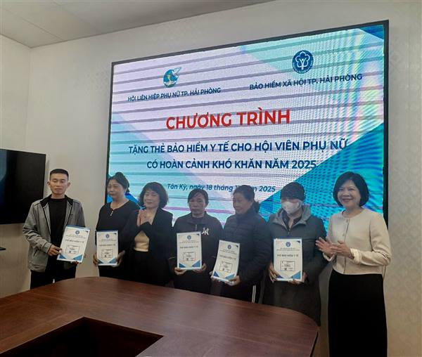 Trao tặng 10 thẻ bảo hiểm y tế cho hội viên phụ nữ có hoàn cảnh khó khăn ở xã Tân Kỳ