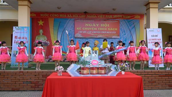 Trường Tiểu học Quảng Nghiệp tổ chức Ngày hội kể chuyện theo sách với chủ đề “Câu chuyện thời hoa lửa”