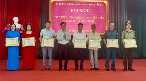 Xã Tân Kỳ tuyên dương các điển hình tiên tiến lần thứ I