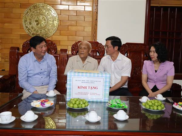 Phó Bí thư Thành ủy, Chủ tịch Ủy ban MTTQ Việt Nam tặng quà đối tượng chính sách tại xã Tân Kỳ
