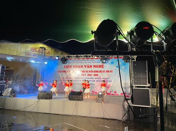 Thôn Nghi Khê giao lưu văn nghệ chào mừng kỷ niệm 80 năm Cách mạng tháng tám và Quốc khánh 2/9