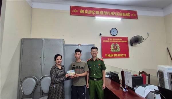 Công dân nhặt được ví tiền, mang đến Công an xã trao trả người mất