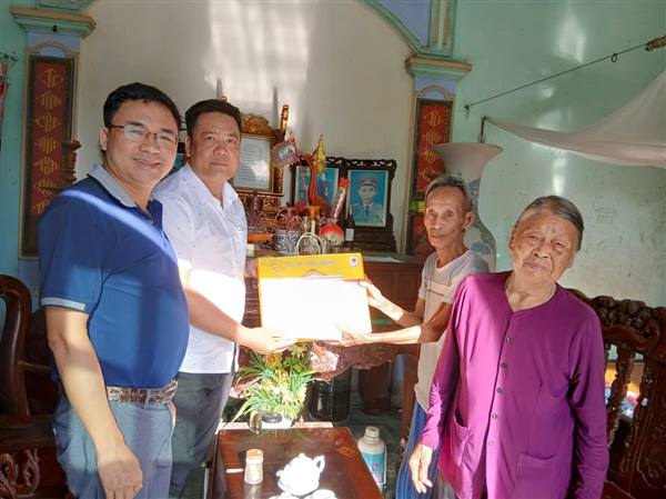 Thăm và tặng quà 23 người cao tuổi có hoàn cảnh khó khăn