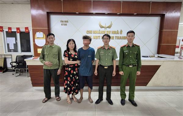 Xuyên đêm hơn 70km, Công an xã Tân Kỳ đưa người đi lạc về với gia đình