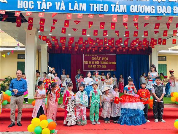 Sôi nổi Ngày hội “Thiếu nhi vui khỏe - Tiến bước lên Đoàn” tại Trường Tiểu học Dân Chủ