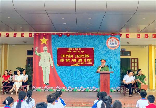 CÔNG AN XÃ PHỐI HỢP TỔ CHỨC TUYÊN TRUYỀN AN TOÀN GIAO THÔNG, PHÒNG CHỐNG TAI NẠN THƯƠNG TÍCH VÀ ĐUỐI NƯỚC TẠI TRƯỜNG TRUNG HỌC CƠ SỞ DÂN CHỦ VÀ TRUNG HỌC CƠ SỞ ĐẠI HỢP