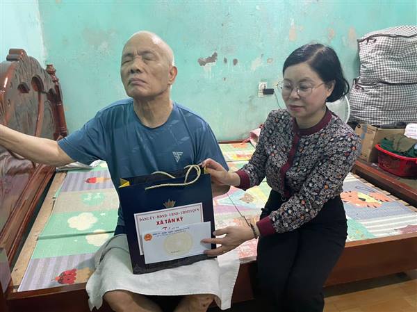 TÂN KỲ TRIỂN KHAI CHÍNH SÁCH QUÀ TẶNG ĐỐI VỚI NGƯỜI CÓ CÔNG, ĐỐI TƯỢNG CHÍNH SÁCH VÀ HỘ KHÓ KHĂN