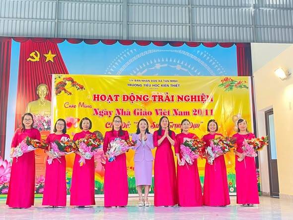 Trường Tiểu học Kiến Thiết tổ chức hoạt động trải nghiệm chủ đề “Tôn sư trọng đạo”
