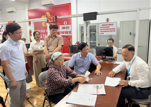 Đồng chí Phạm Văn Lập – Phó Bí thư Thành ủy, Chủ tịch Ủy ban MTTQ Việt Nam thành phố kiểm tra việc vận hành chính quyền hai cấp tại xã Tân Minh