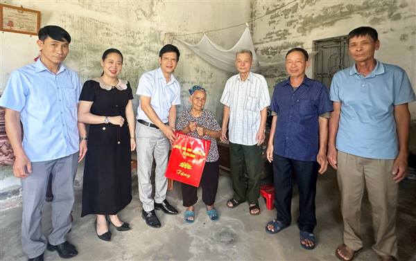 Xã Tân Minh tổ chức thăm hỏi, tặng quà nhân dịp Ngày Thương binh Liệt sỹ 27/7