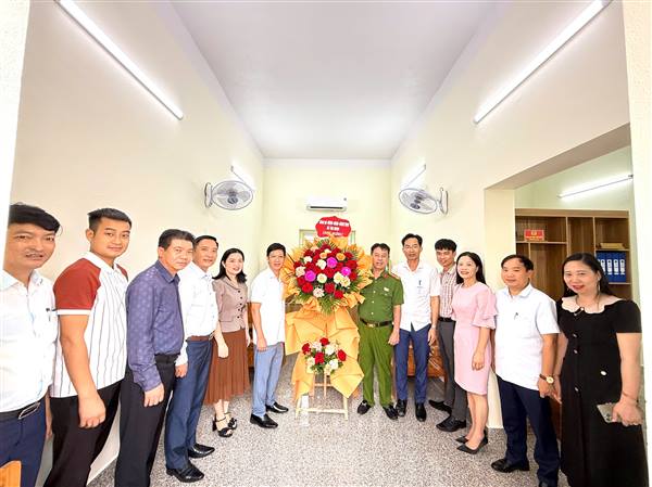 Xã Tân Minh: Chúc mừng lực lượng Công an xã nhân kỷ niệm Ngày truyền thống Công an nhân dân