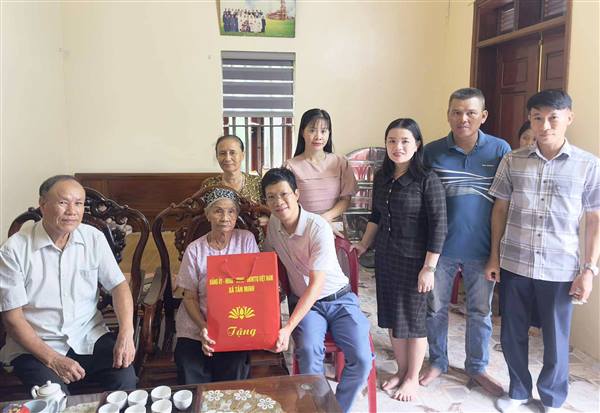 Xã Tân Minh tổ chức thăm tặng quà người cao tuổi trên địa bàn