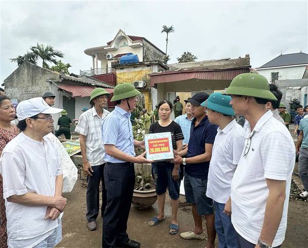 Đồng chí Phạm Văn Lập - Phó Bí thư Thành uỷ, Chủ tịch Uỷ ban MTTQ Việt Nam Thành phố đã đi kiểm tra công tác khắc phục hậu quả lốc xoáy tại xã Tân Minh