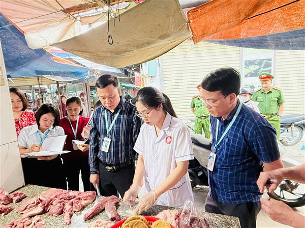 Xã Tân Minh thành lập các đoàn kiểm tra, tăng cường giám sát đảm bảo an toàn thực phẩm