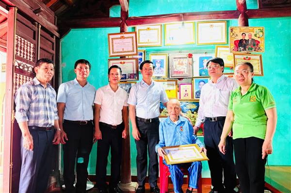 Trao tặng Huy hiệu 80 năm tuổi Đảng cho đảng viên lão thành Xã Tân Minh