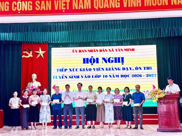 UBND XÃ TÂN MINH TỔ CHỨC TIẾP XÚC, ĐỘNG VIÊN VÀ TẶNG QUÀ GIÁO VIÊN ÔN THI VÀO LỚP 10 THPT