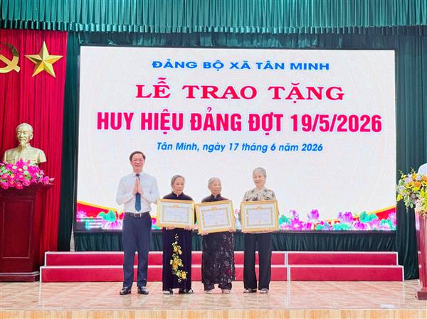 ĐẢNG BỘ XÃ TÂN MINH TRAO TẶNG HUY HIỆU ĐẢNG, SƠ KẾT CÔNG TÁC 6 THÁNG ĐẦU NĂM VÀ 01 NĂM VẬN HÀNH MÔ HÌNH CHÍNH QUYỀN ĐỊA PHƯƠNG HAI CẤP