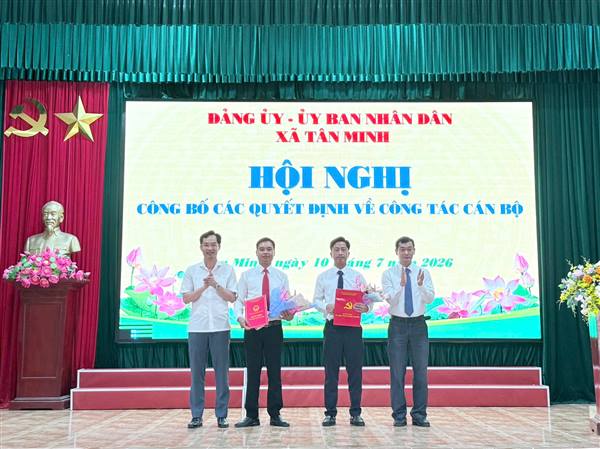 Đảng ủy - UBND xã Tân Minh công bố các quyết định về công tác cán bộ