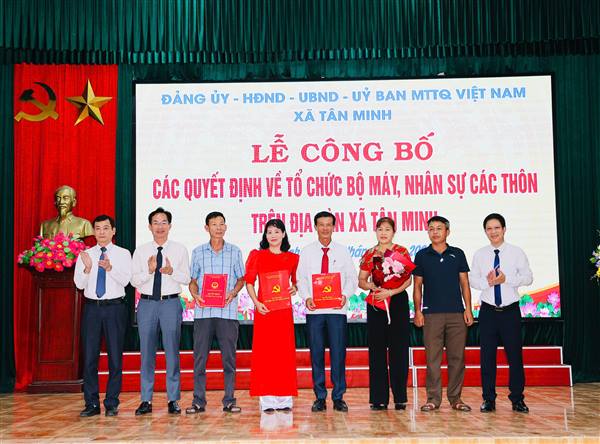 Lễ công bố các quyết định về tổ chức bộ máy, nhân sự ở các thôn trên địa bàn xã Tân Minh