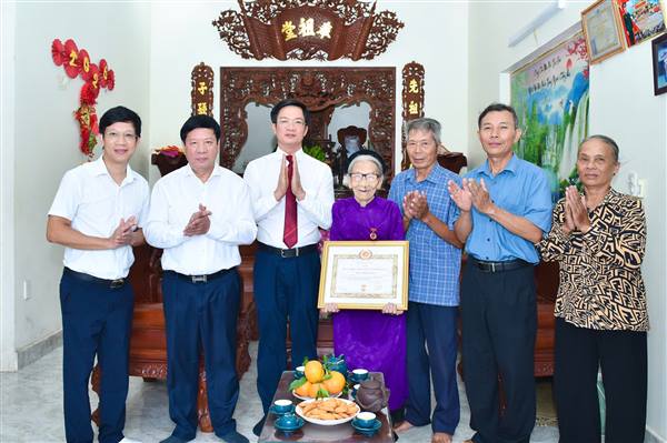 Đồng chí Phạm Văn Lập trao Huy hiệu 80 năm tuổi Đảng tặng các đảng viên lão thành
