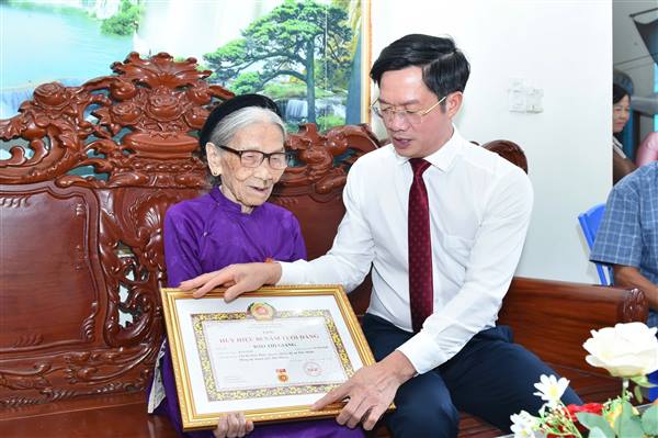Đồng chí Phạm Văn Lập trao Huy hiệu 80 năm tuổi Đảng tặng các đảng viên lão thành