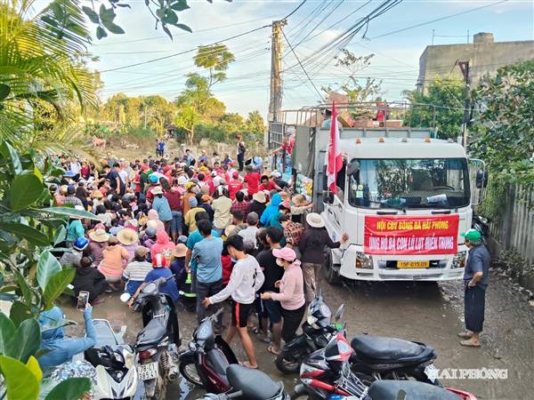 Hàng trăm tấn hàng cứu trợ từ Hải Phòng tiếp sức đồng bào vùng lũ
