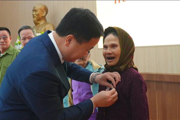 Ban Thường vụ Đảng uỷ phường Thạch Khôi tổ chức Lễ trao tặng Huy hiệu Đảng đợt 07/11/2025