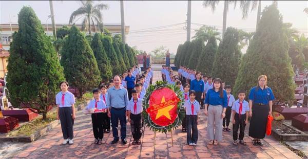 Trường Tiểu học Liên Hồng dâng hương và dọn dẹp vệ sinh nghĩa trang Liệt sỹ