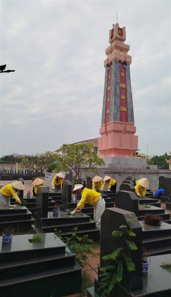 Trường Mầm non Thạch Khôi tổng vệ sinh nghĩa trang liệt sĩ phường