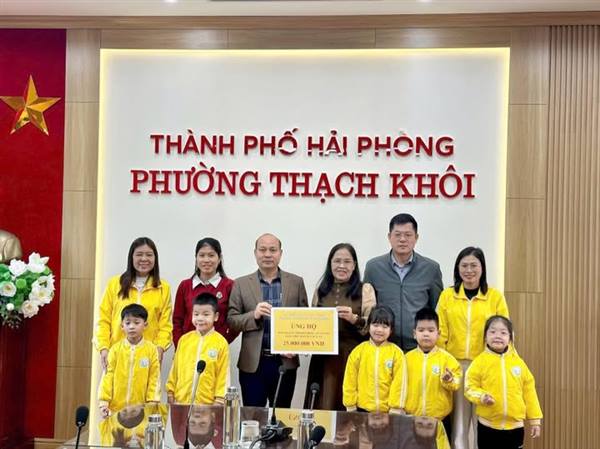Trường Mầm non Thạch Khôi ủng hộ 25 triệu đồng giúp đỡ đồng bào các tỉnh miền Trung - Tây Nguyên khắc phục hậu quả mưa lũ