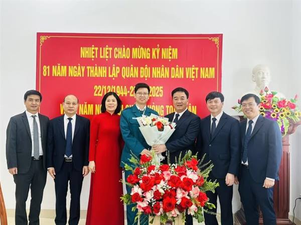 Thường trực Đảng uỷ phường Thạch Khôi thăm, chúc mừng Ban chỉ huy quân sự phường