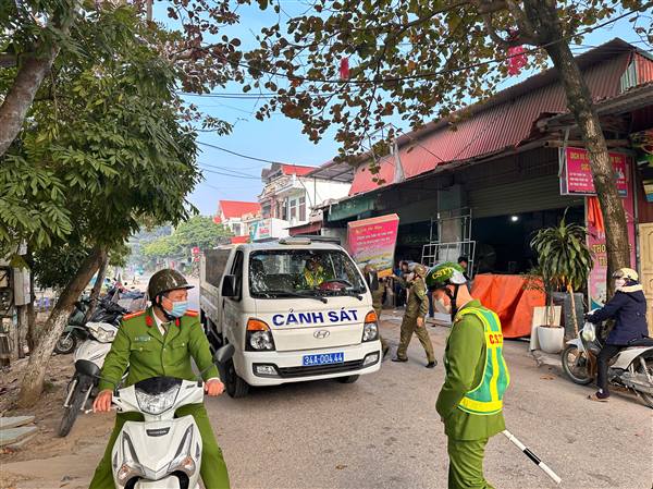 Phường Thạch Khôi ra quân xử lý vi phạm trật tự đô thị