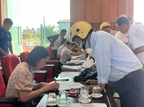 Phường Thạch Khôi tích cực hỗ trợ người trên 75 tuổi nộp hồ sơ hưởng trợ cấp hưu trí hằng tháng
