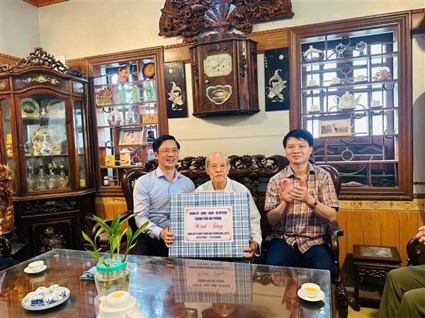 Đồng chí Phạm Văn Lập - Phó Bí thư Thành uỷ, Chủ tịch Uỷ ban MTTQ Thành phố Hải Phòng thăm, tặng quà người có công tại phường Thạch Khôi