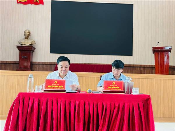 Các đồng chí lãnh đạo phường Thạch Khôi tổ chức tiếp công dân định kỳ tháng 7