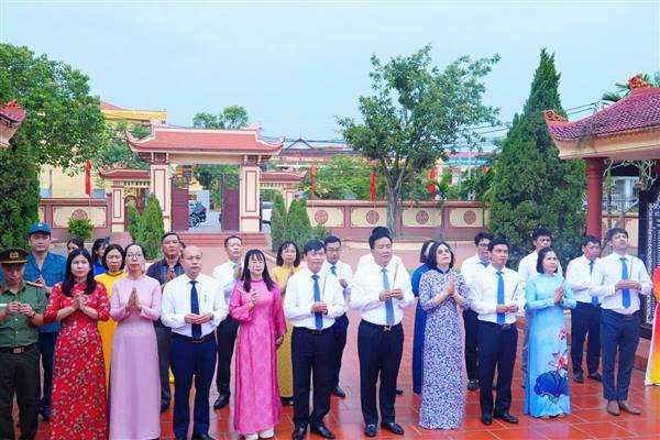 Phường Thạch Khôi tổ chức lễ viếng nghĩa trang liệt sĩ nhân dịp Đại hội Đại biểu Đảng bộ phường lần thứ I, nhiệm kỳ 2025 - 2030
