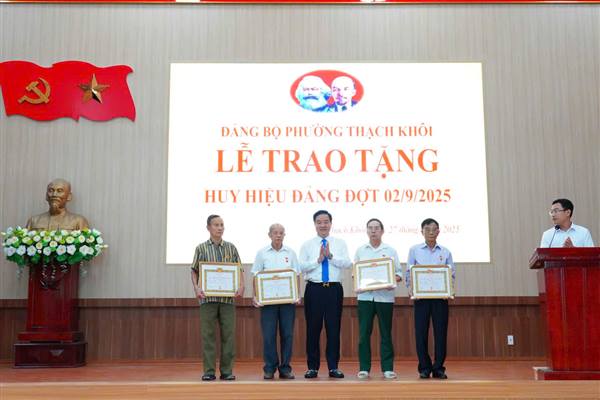 Đảng bộ phường Thạch Khôi trao tặng huy hiệu Đảng đợt 02/9/2025